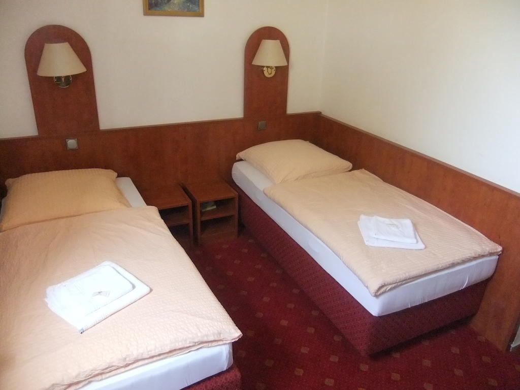 Hotel Adriatic Laatzen Oda fotoğraf