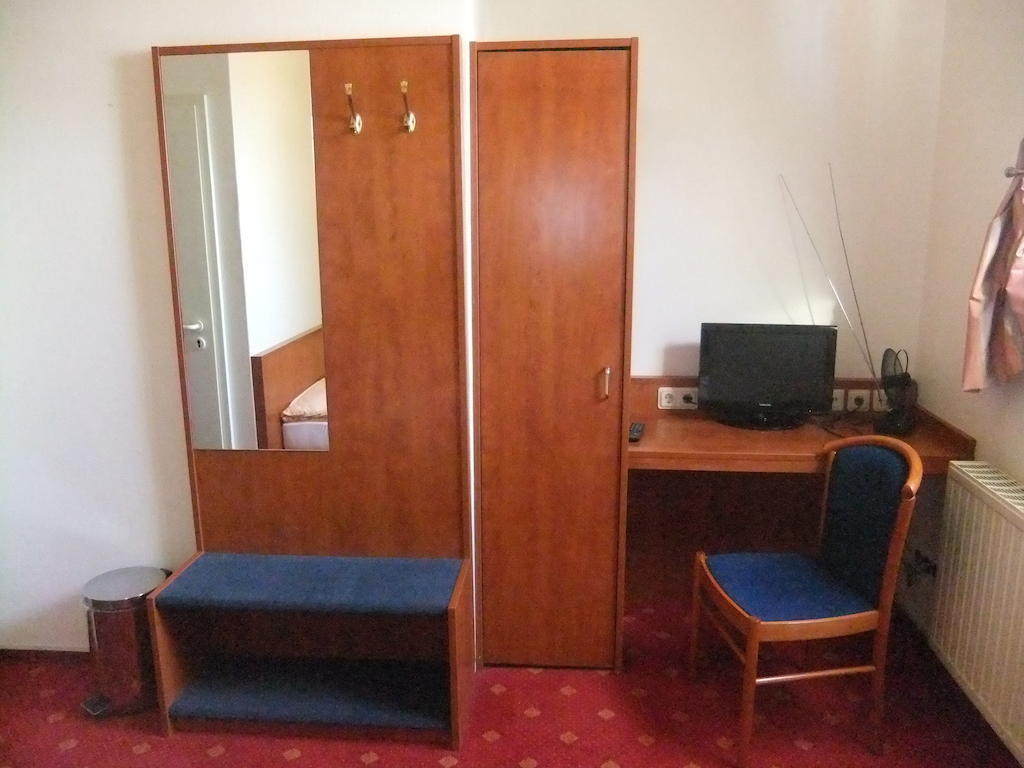 Hotel Adriatic Laatzen Oda fotoğraf