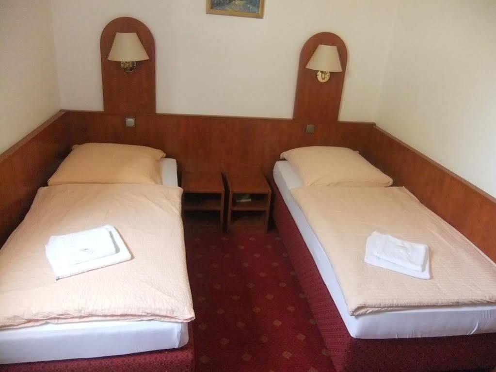 Hotel Adriatic Laatzen Dış mekan fotoğraf